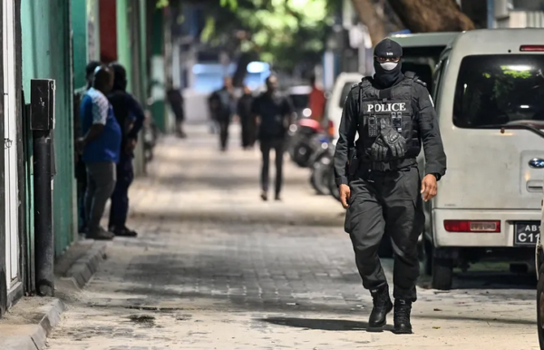 ފުލުހުންގެ ހެކިބަސް ޕޮލިސް ސްޓޭޝަންތަކުގައި ތިބެގެން ނެގޭ ގޮތް ހަދައިފި